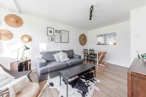 2 bedroom flat for sale, Hayward Gardens, London SW15