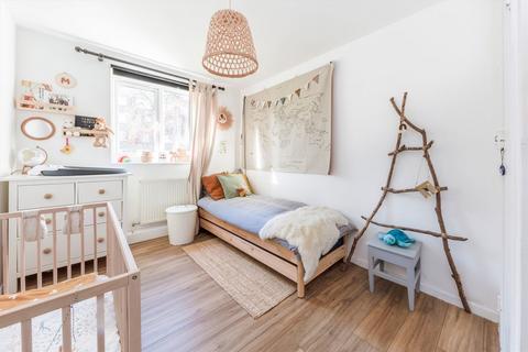 2 bedroom flat for sale, Hayward Gardens, London SW15