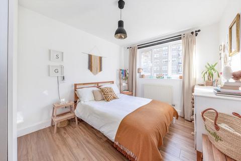 2 bedroom flat for sale, Hayward Gardens, London SW15