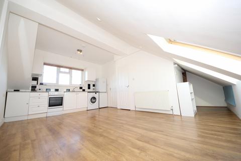 Studio to rent, Firs Lane, Winchmore Hill, N21