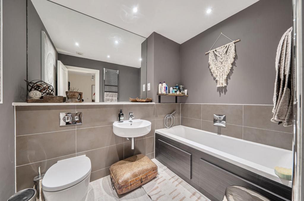 1410596-12-698b4b...