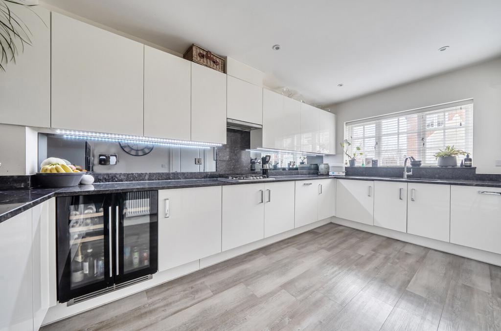 1410596-21-698b4c...