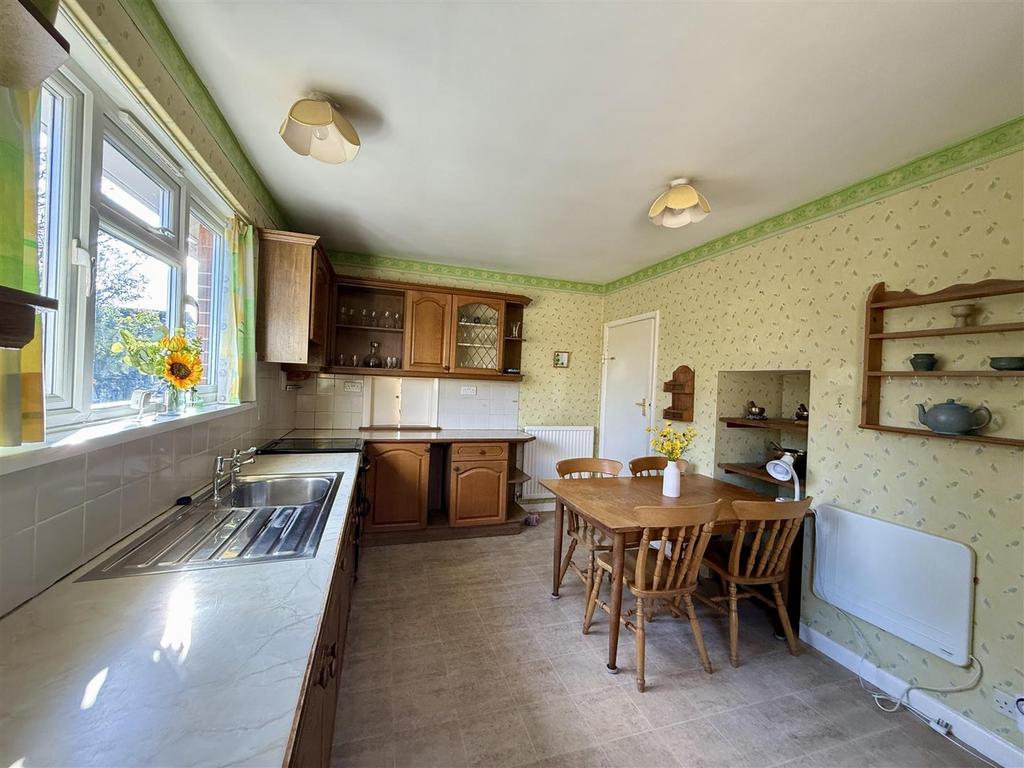 Kitchen/Breakfast Room: