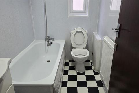 3 bedroom flat to rent, Norwood Road, Southall
