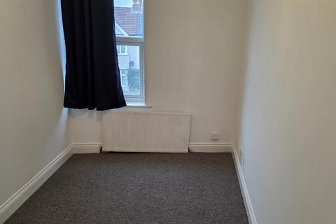 3 bedroom flat to rent, Norwood Road, Southall