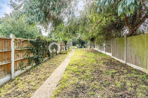 3 bedroom detached house to rent, Trafalgar Street, Kent ME7