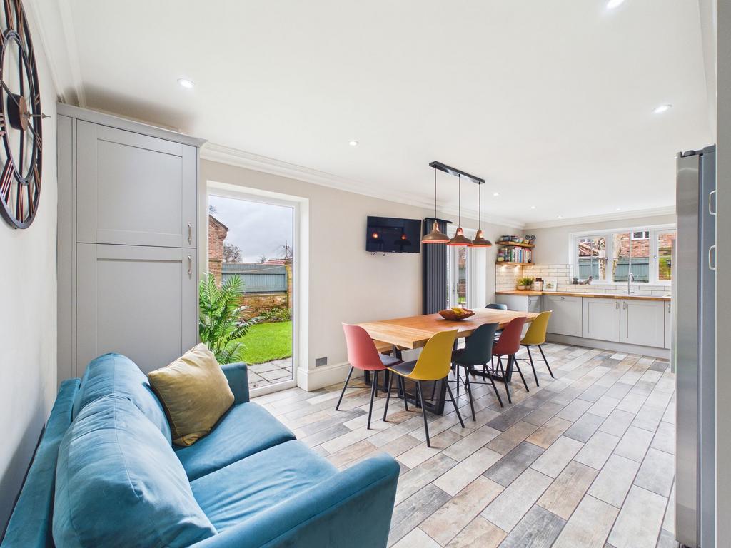 Dining/kitchen