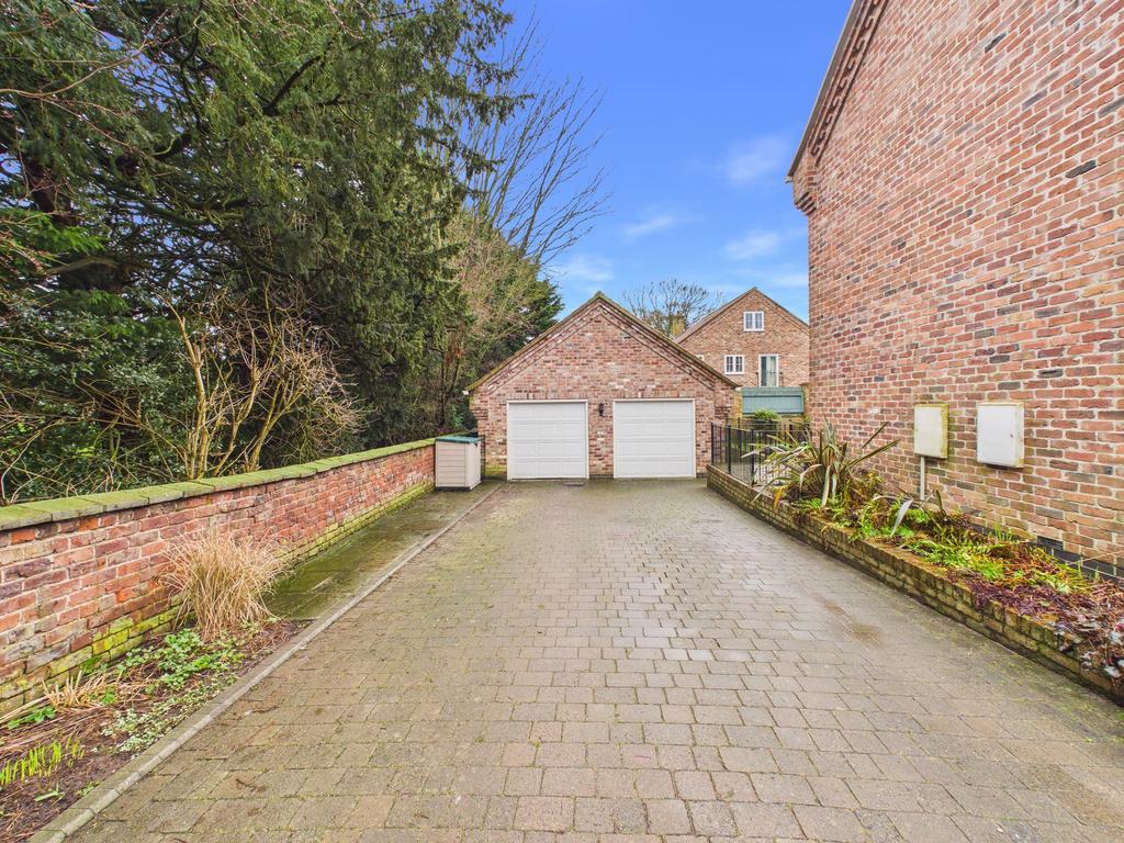 Driveway/garage