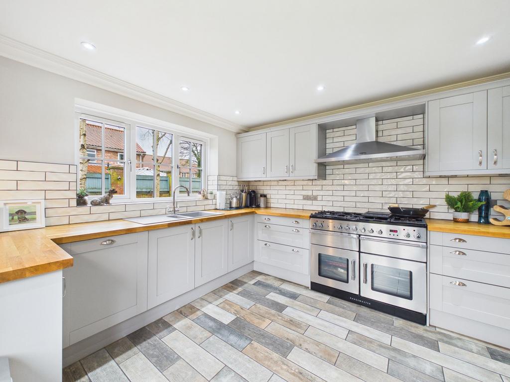 Dining/kitchen