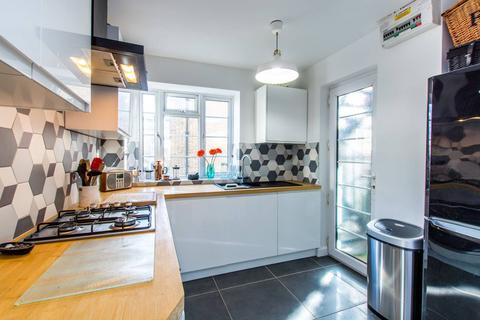 3 bedroom flat to rent, Streatham High Road, Streatham, London, SW16
