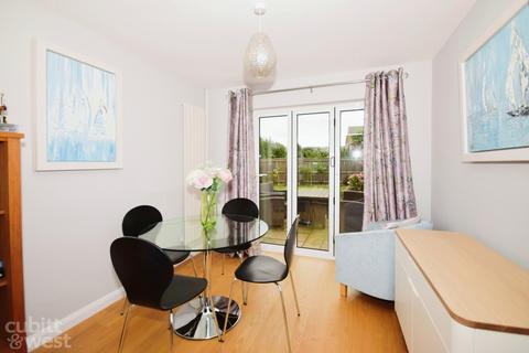 3 bedroom semi-detached house to rent, Glenwood Road Southbourne PO10