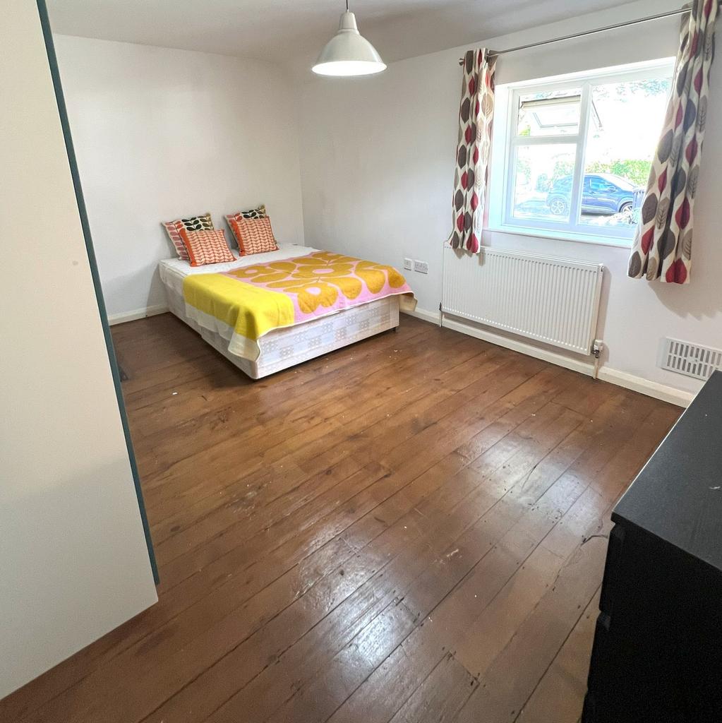 Bright double bedroom with a comfy double bed, ...