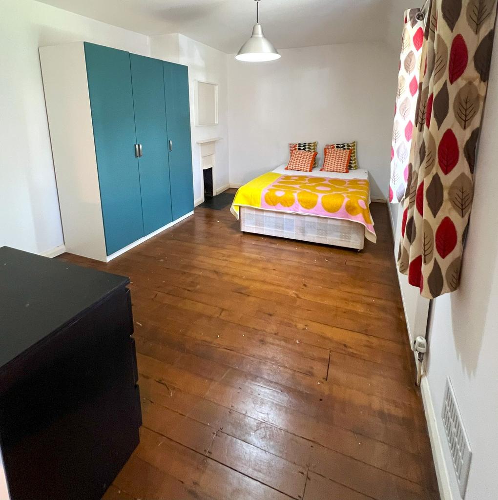 Bright, well-presented double bedroom with wood...