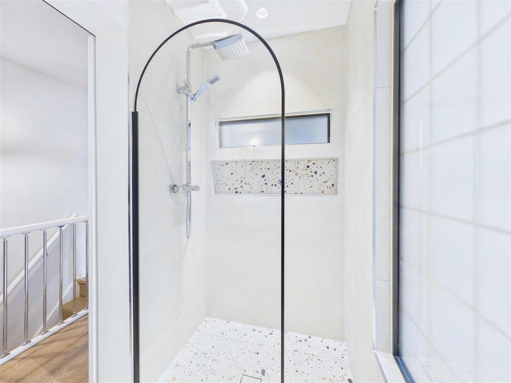 Attic bathroom 2.jpg