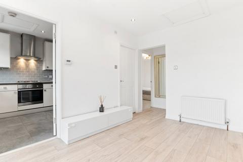 2 bedroom flat to rent, Inworth Street, London
