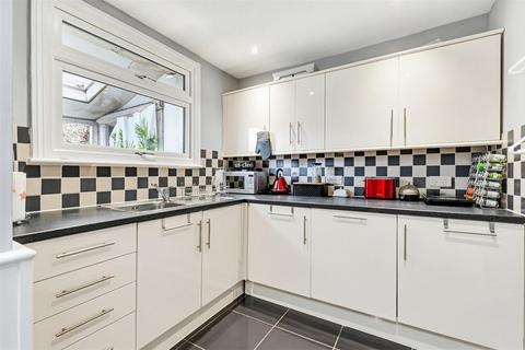 2 bedroom house to rent, Clarendon Road, Colliers Wood SW19