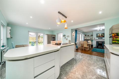 4 bedroom detached house for sale, Tudor Close, Middleton-On-Sea