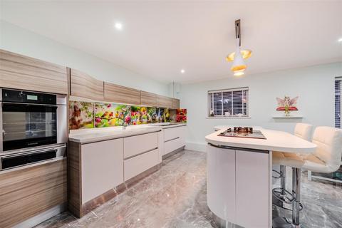 4 bedroom detached house for sale, Tudor Close, Middleton-On-Sea