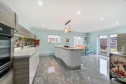 4 bedroom detached house for sale, Tudor Close, Middleton-On-Sea