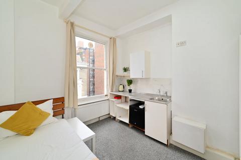 Studio to rent, Castletown Road, London W14