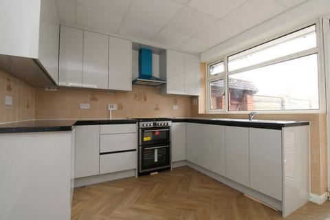 5 bedroom end of terrace house to rent, Rochester Avenue, Feltham TW13