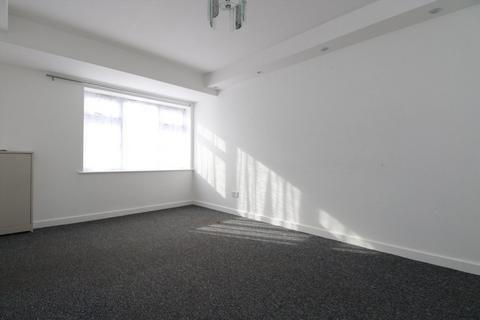 5 bedroom end of terrace house to rent, Rochester Avenue, Feltham TW13