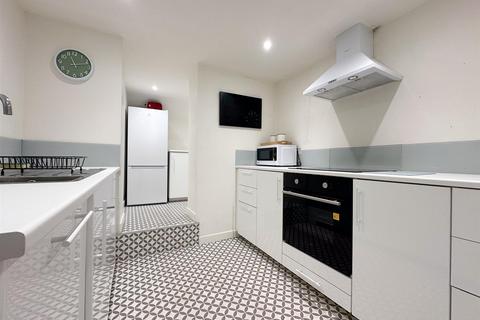 2 bedroom flat to rent, London Road, Cheltenham GL52 6HJ