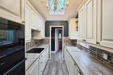 2 bedroom terraced house to rent, Oakleigh Avenue, Southend On Sea