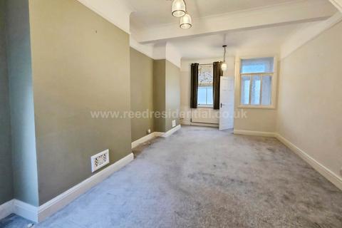 2 bedroom terraced house to rent, Oakleigh Avenue, Southend On Sea