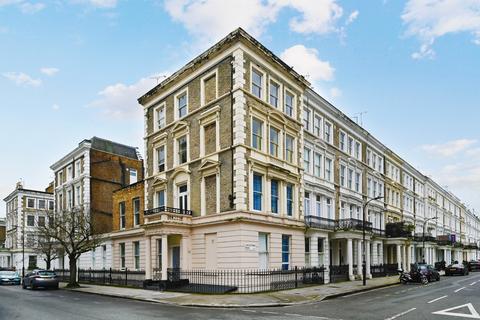 Studio to rent, Castletown Road, London W14