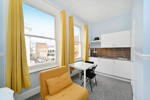 Studio to rent, Castletown Road, London W14