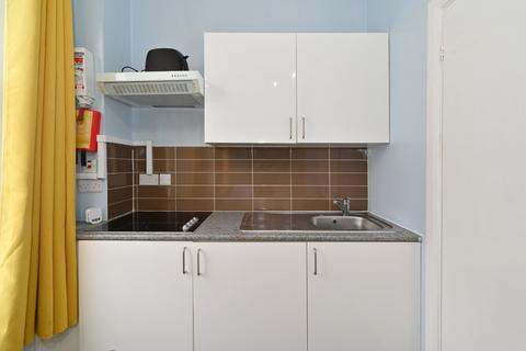 Studio to rent, Castletown Road, London W14