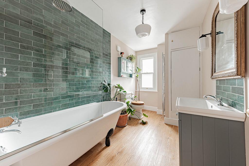 Bathroom W.C (1)