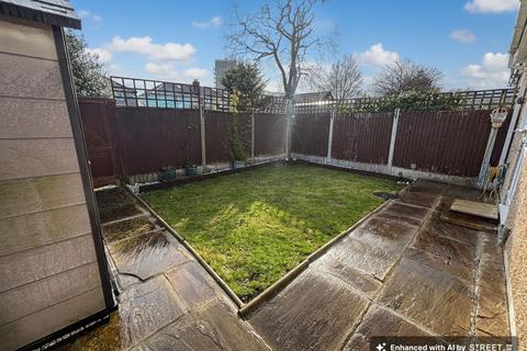 2 bedroom flat for sale, Gaysham Avenue, Ilford, IG2