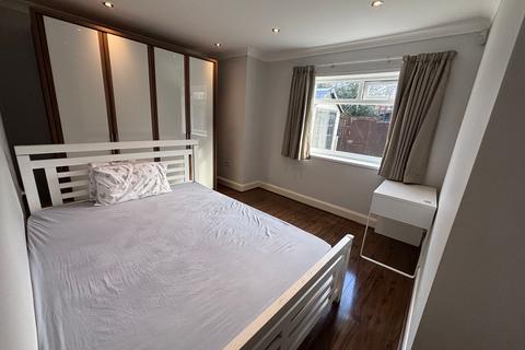 2 bedroom flat for sale, Gaysham Avenue, Ilford, IG2