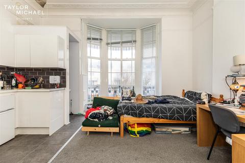 1 bedroom in a house share to rent, Bedford Square, Brighton