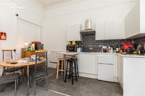 1 bedroom in a house share to rent, Bedford Square, Brighton