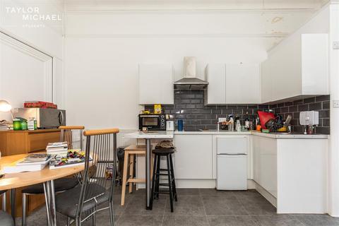 1 bedroom in a house share to rent, Bedford Square, Brighton