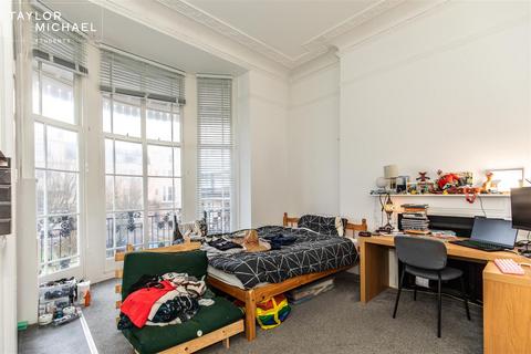 1 bedroom in a house share to rent, Bedford Square, Brighton
