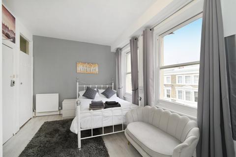 Studio to rent, Castletown Road, London W14