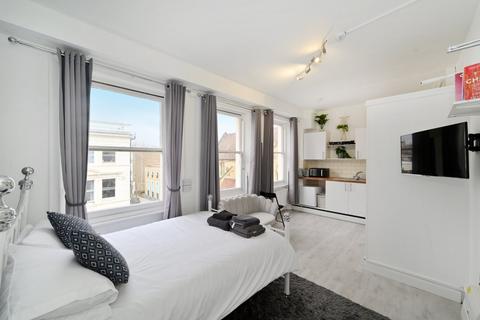 Studio to rent, Castletown Road, London W14