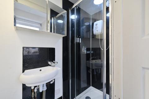 Studio to rent, Castletown Road, London W14