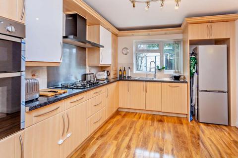 4 bedroom semi-detached house to rent, Durley Avenue