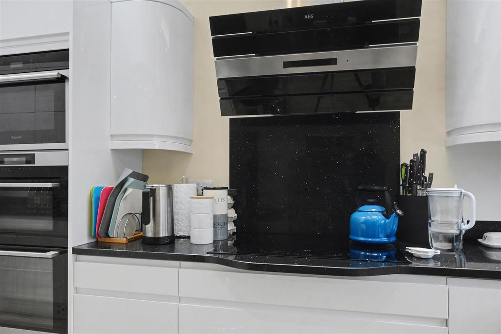 Kitchen 5.jpeg