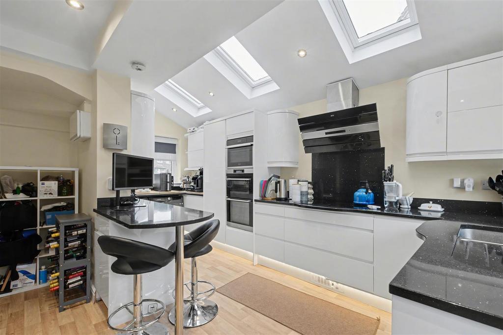 Kitchen 2.jpeg
