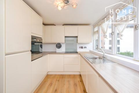 3 bedroom flat to rent, Pendlebury House, SE18