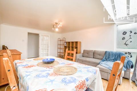 3 bedroom flat to rent, Pendlebury House, SE18