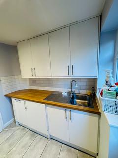 2 bedroom ground floor flat to rent, Fernwood Avenue, Wembley HA0