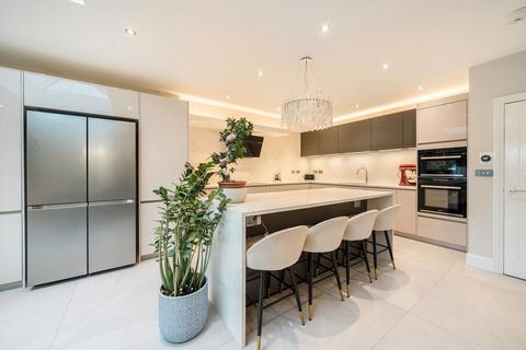 4 bedroom semi-detached house to rent, Aylward Road, London SW20