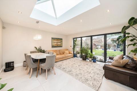 4 bedroom semi-detached house to rent, Aylward Road, London SW20